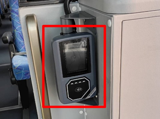 ＜乗車時＞運転席付近の専用リーダーにタッチ　